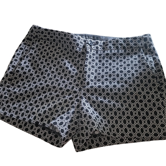 Banana Republic Black and White Patterned Shorts 2 - Picture 1 of 3